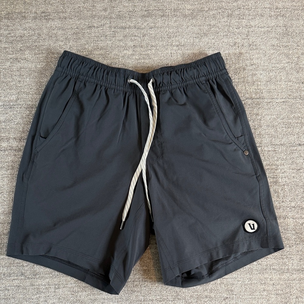Vuori Kore Short Lined 7” in Charcoal Size XS